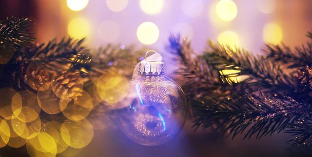 Noel Ağacı ve Kış Arkaplanı Işıklı Kar Balosu - Fotoğraf, Görsel