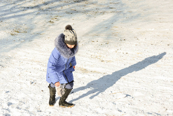 Une fille grimpe un toboggan pour la descente et la luge et le ski. - Photo, image