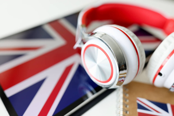 Fülhallgató a háttérben a zászló Nagy-Britannia - Fotó, kép