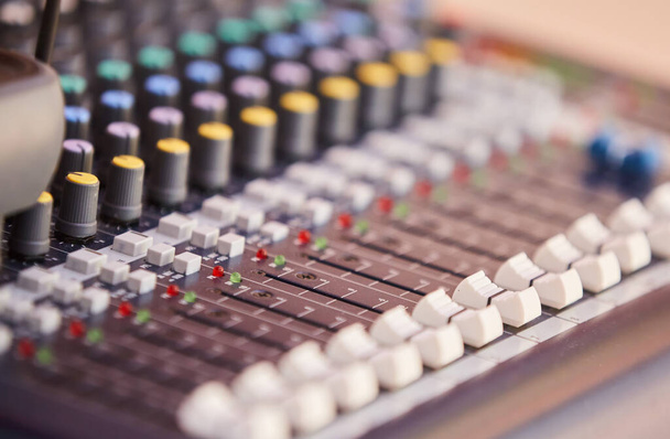 DJ remoto para controlar o som durante a gravação de música ou tocar músicas. - Foto, Imagem