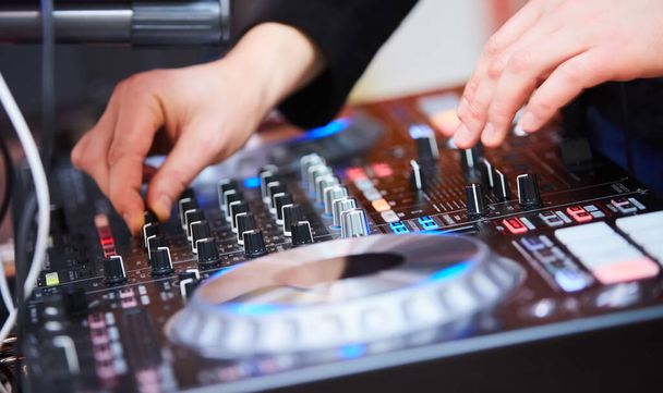 DJ pilot do kontroli dźwięku podczas nagrywania muzyki lub odtwarzania piosenek. - Zdjęcie, obraz