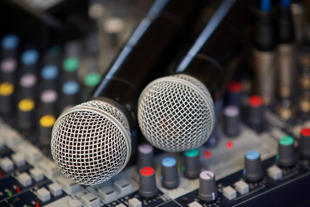 Télécommande DJ pour contrôler le son lors de l'enregistrement de musique ou de la lecture de chansons. - Photo, image
