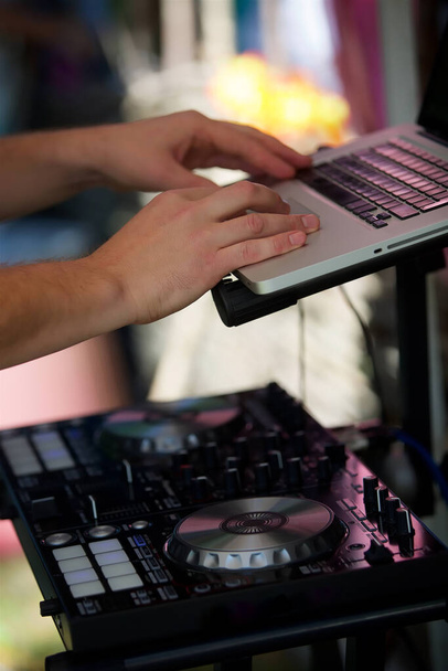 DJ pilot do kontroli dźwięku podczas nagrywania muzyki lub odtwarzania piosenek. - Zdjęcie, obraz