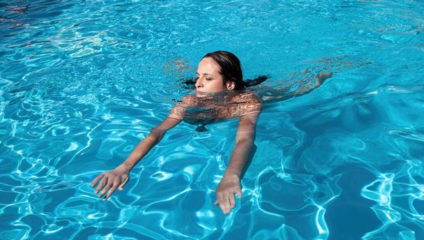 Meztelen nő a szabadban. Gyönyörű fiatal meztelen nő a medencében. - Fotó, kép