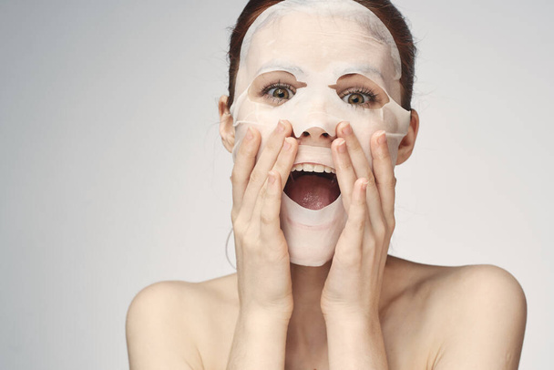 femme avec épaules nues soins de la peau masque visage procédures - Photo, image