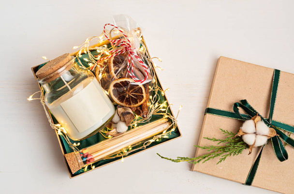 Rafinovaný vánoční dárkový koš pro romantickou dovolenou s aromatickou svíčkou a zápalkami. Firemní nebo osobní dárek pro rodinu a přátele. - Fotografie, Obrázek