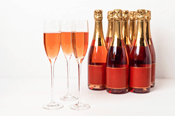 Vasos y botellas de champán rosa o vino espumoso. Navidad, fiesta de año nuevo, cumpleaños o concepto de celebración de la boda - Foto, Imagen