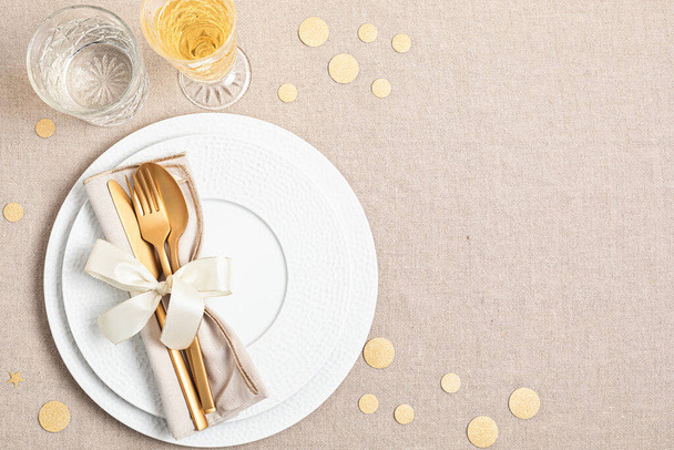 Navidad festiva, boda, ajuste de mesa de cumpleaños con cubiertos de oro y placa de porcelana. Mockup para tarjeta de lugar, plantilla de menú de restaurante. Copiar espacio - Foto, Imagen