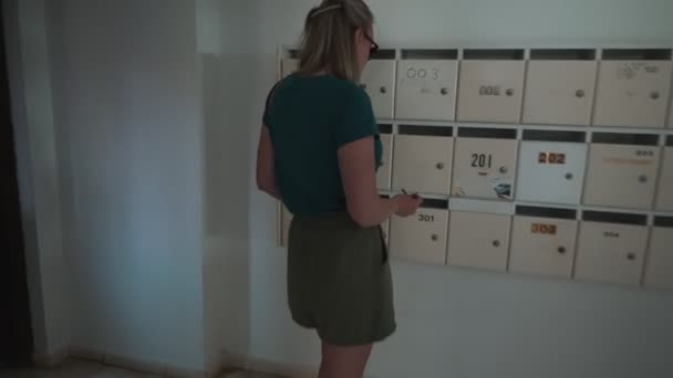 A tolvaj megpróbál kirabolni egy nőt, miközben ellenőrzi a postaládáját.. - Felvétel, videó