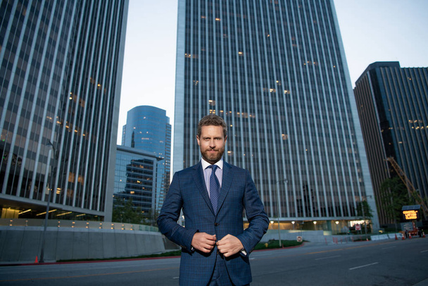 модный бизнесмен в деловом костюме за пределами офиса, уверенность - Фото, изображение