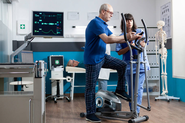 Starý pacient dělá fyzické cvičení a měření pulsu - Fotografie, Obrázek