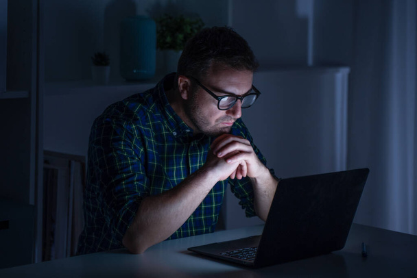 Um retrato de homem usando computador tarde da noite - Foto, Imagem