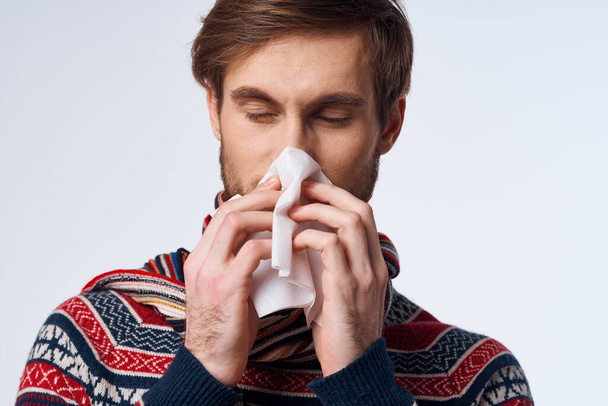 емоційний чоловік з носовичкою проблеми зі здоров'ям симптоми грипу ізольований фон
 - Фото, зображення