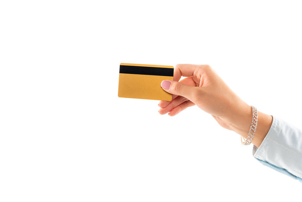 vista recortada de la mujer que sostiene la tarjeta de crédito aislada en blanco  - Foto, Imagen
