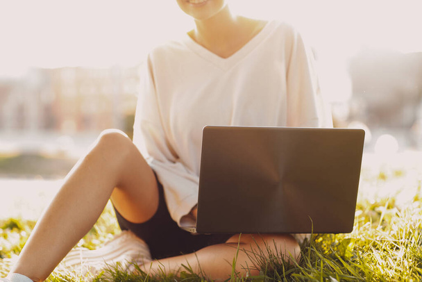 Millenial jovem loira cabelo curto ao ar livre sorrindo retrato com laptop. - Foto, Imagem