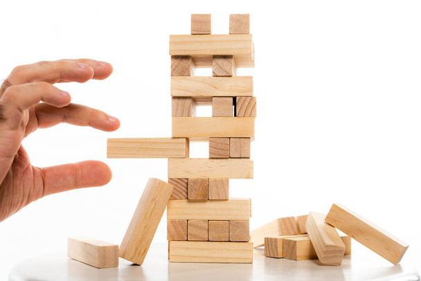 visão cortada do homem jogando blocos de madeira torre jogo isolado no branco - Foto, Imagem