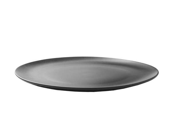 Czarna ceramiczna okrągła płyta izolowana na białym tle. punkt widzenia. - Zdjęcie, obraz