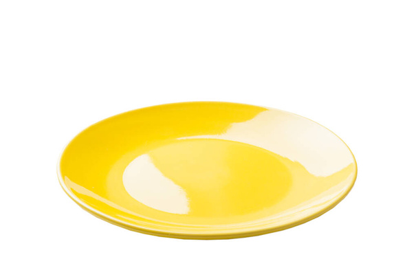 Жовта керамічна кругла пластина ізольована на білому тлі. вид з перспективи
. - Фото, зображення