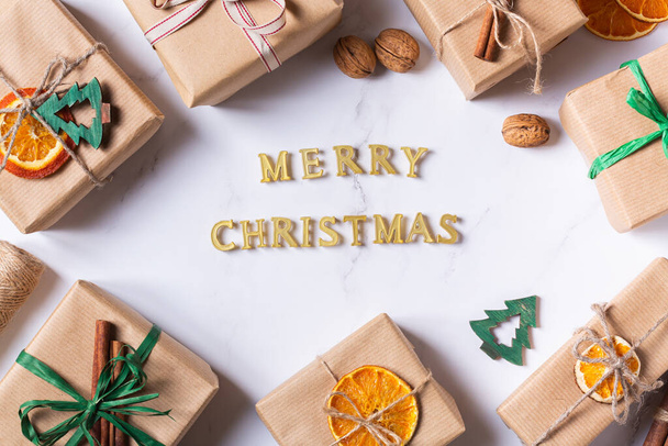 Concetto natalizio, scatole regalo ecologiche fatte a mano - Foto, immagini