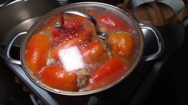 Фарширований болгарський перець у соусі з закритою кришкою під час приготування
 - Кадри, відео