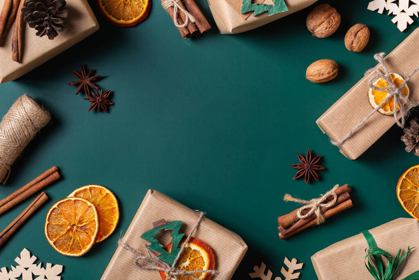 Concepto de Navidad, cajas de regalo ecológicas hechas a mano - Foto, imagen