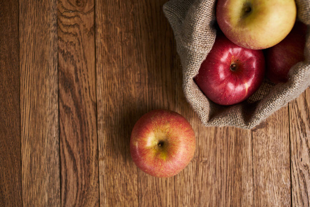 木のテーブルの上のリンゴのビタミン新鮮な果物有機 - 写真・画像