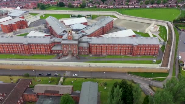 英国のウェストヨークシャーのウェイクフィールドの町の中心部の空中ドローン映像は、夏季に撮影されたHMPウェイクフィールドとしても知られている女王陛下の刑務所の主な建物や壁を示しています - 映像、動画