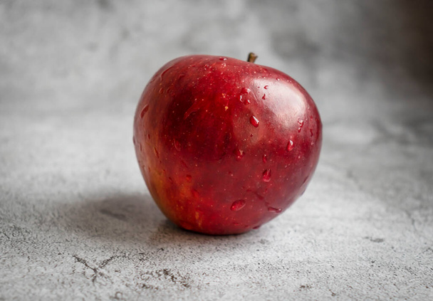 Красные яблоки на сером фоне. здоровое питание - Фото, изображение