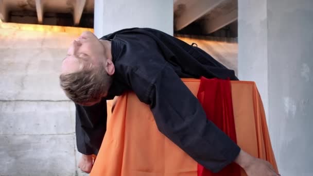 Video del hombre acostado con los ojos cerrados en pose mística - Metraje, vídeo