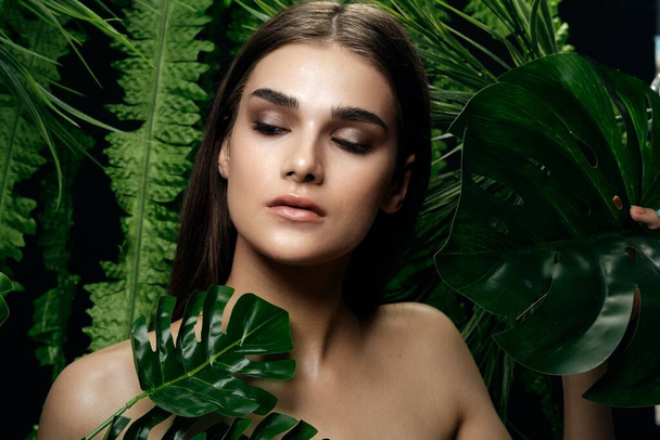 romanttinen nainen puhdas iho kosmetiikka paljaat hartiat eksoottisia palmunlehtiä - Valokuva, kuva