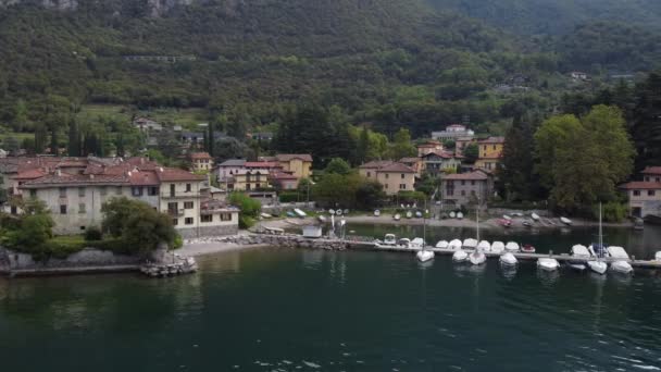 Luftaufnahme Schöne Aussicht auf die Küste des Comer Sees, altes kleines Dorf, Lierna, Lombardei, Italien  - Filmmaterial, Video