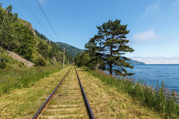 Circum Baikalbahn. Eisenbahn am Ufer des Baikalsees. - Foto, Bild