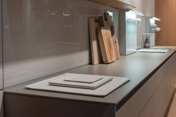 Contador de cocina de tono natural con placas planas cuadradas y tablas de cortar de madera - Foto, Imagen