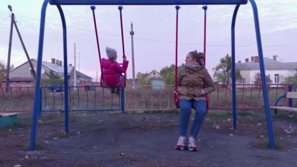 donna e ragazza su un swing parlando - Filmati, video