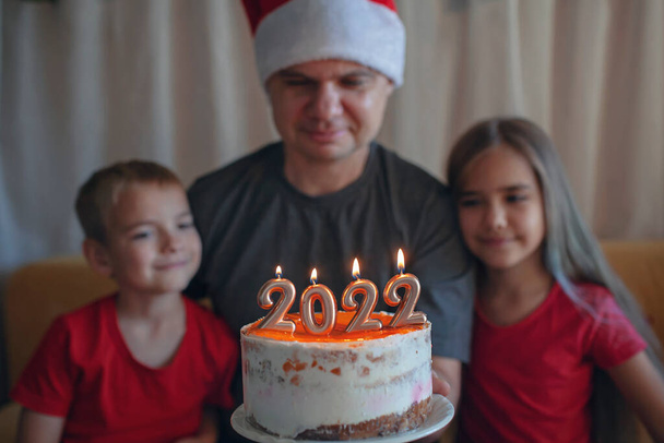 Noel pastasından önce çocuklu bir baba, rakamlı bir aile yeni yıl kutlaması, şenlikli bir geçmiş - Fotoğraf, Görsel