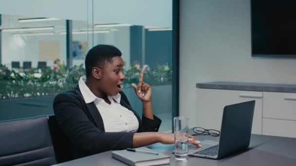 Conceito de Brainstorming. Jovem empresária negra trabalhando com laptop no escritório, tendo ideia - Filmagem, Vídeo
