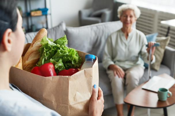 Gondozó Szállítás Élelmiszerek Senior Woman - Fotó, kép