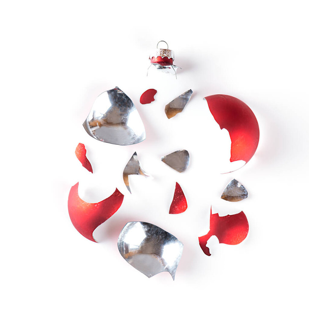 Rozbité červené vánoční míč na bílém pozadí. - Fotografie, Obrázek