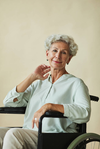 Smiling Senior Woman in Wheelchair - Foto, imagen