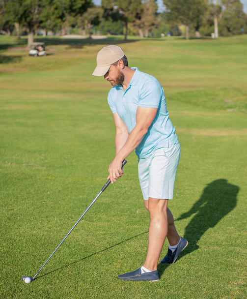 volwassen mannelijke golfspeler op professionele golfbaan met groen gras, golfspeler - Foto, afbeelding