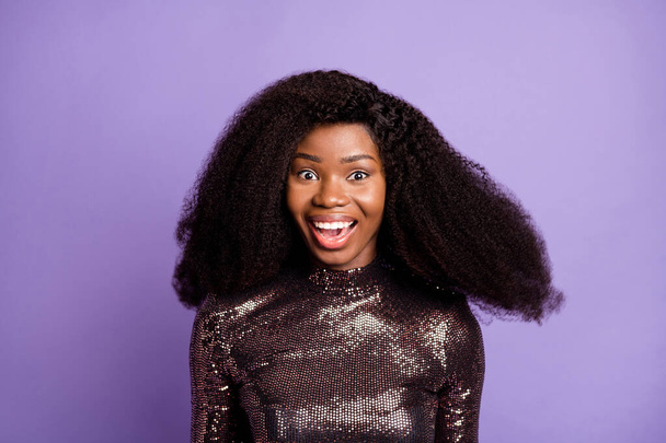 Foto de joven bastante atractiva encantadora positiva alegre mujer africana alegre sonriendo aislado sobre fondo de color violeta - Foto, Imagen