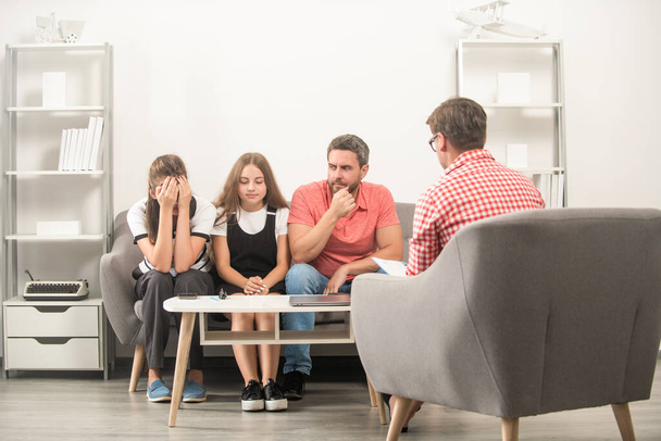Psychologe gibt Familientherapie für Vater Mutter und Tochter Mädchen, Beziehung - Foto, Bild
