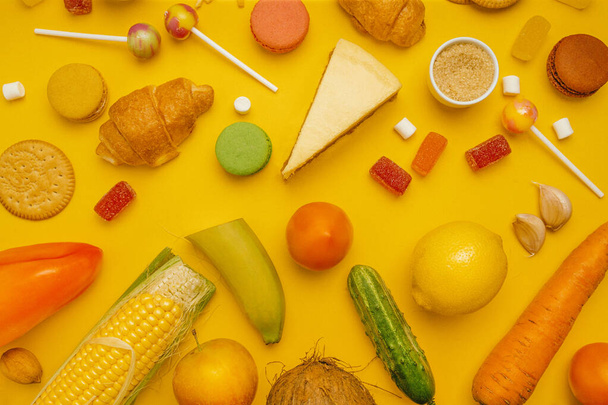 Nezdravé potraviny na barevném pozadí, horní pohled. Intermitentní půst, strava, hubnutí, koncepce doby oběda. - Fotografie, Obrázek