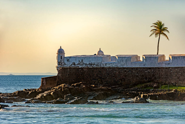 17. yüzyıldan kalma kale duvarları Bahia 'daki Salvador şehrindeki Todos os Santos körfezinin savunmasından sorumludur. - Fotoğraf, Görsel