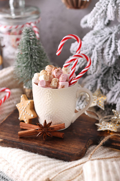 Cozy winter composition with a cup and Hot chocolate with marshmallow. - Foto, Imagen