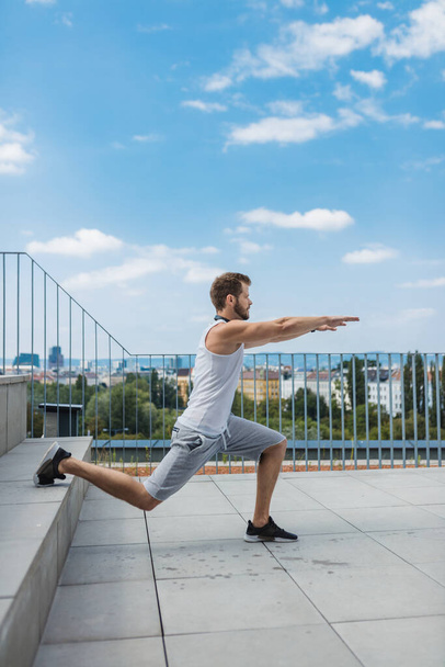 Handsome young man training and working out outdoors - Foto, Bild