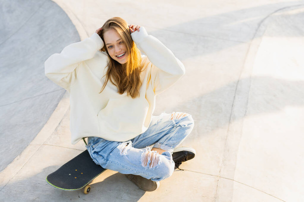 Stylish cool teen female skateboarder at skate park - Valokuva, kuva