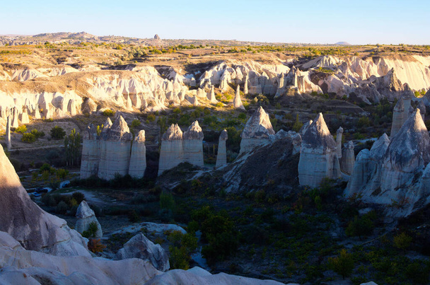 Vista aérea del paisaje de las formaciones geológicas típicas de Capadocia. Increíbles rocas de piedra arenisca. Famoso lugar turístico y destino turístico romántico. Hermosa tarde soleada otoño. - Foto, Imagen
