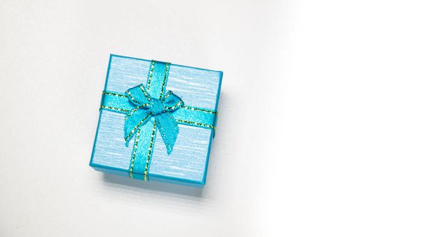 Caja de regalo azul para los amantes sobre fondo blanco. caja de regalo para el festival - Foto, imagen