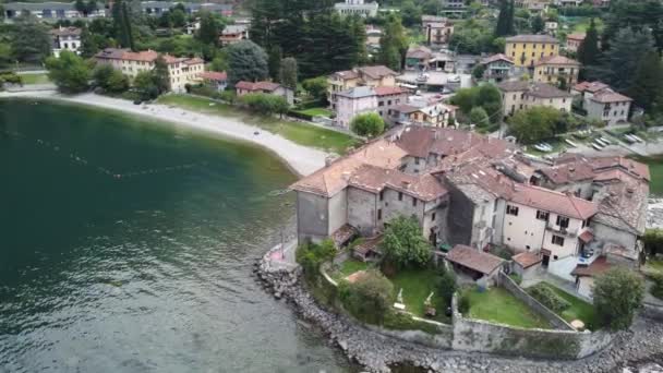 Widok z lotu ptaka piękna panorama wybrzeża jeziora Como, stara wioska, Lierna, Lombardia, Włochy  - Materiał filmowy, wideo